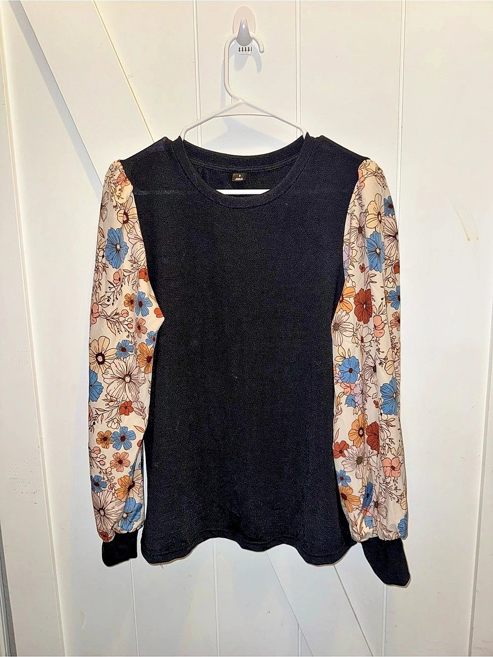 Floral Sleeve Top in Black & Blue Size Small Like New